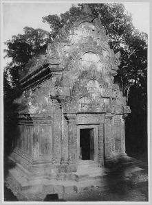 Banteay Srei, face ouest de la bibliothèque nord après l’anastylose EFEO_CAM07211