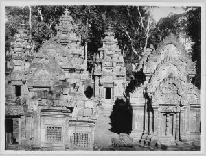 Banteay Srei, bibliothèque nord et les trois tours après l’anastylose EFEO_CAM07213