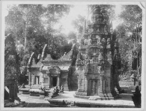Banteay Srei, face nord de la tour nord et de l’avant-corps de la tour centrale après l’anastylose EFEO_CAM07214