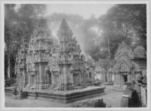 Banteay Srei, les trois tours et la bibliothèque sud après l’anastylose EFEO_CAM07215