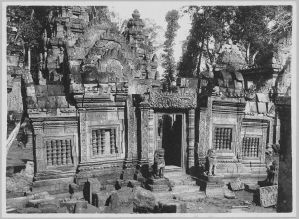 Banteay Srei, face est du pavillon d’entrée de première enceinte avant l’anastylose EFEO_CAM07219