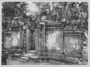 Banteay Srei, face ouest du pavillon d’entrée de première enceinte avant l’anastylose EFEO_CAM07220