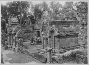 Banteay Srei, pavillon d’entrée de première enceinte et la bibliothèque nord après l’anastylose EFEO_CAM07221