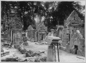 Banteay Srei, pavillon d’entrée de première enceinte et les deux salles de deuxième enceinte en cours de l’anastylose EFEO_CAM07222