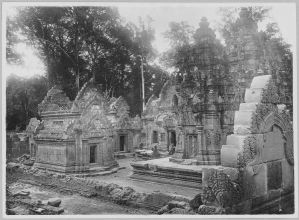 Banteay Srei, la bibliothèque nord et les trois tours après l’anastylose EFEO_CAM07223