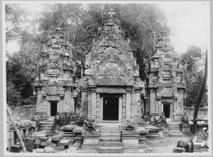 Banteay Srei, face est des trois tours après l’anastylose EFEO_CAM07224