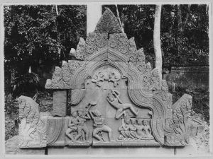 Fronton du pavillon d’entrée de deuxième enceinte figurant le combat de Bhima contre Duryodhana, Banteay Srei EFEO_CAM07226
