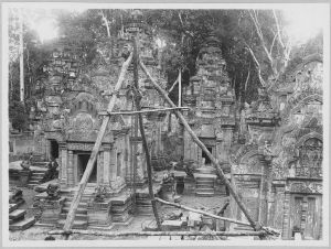 Banteay Srei, les trois tours et la bibliothèque nord après l’anastylose EFEO_CAM07227