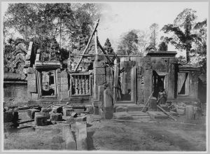Banteay Srei, face est du pavillon d’entrée de deuxième enceinte en cours de l’anastylose EFEO_CAM07228