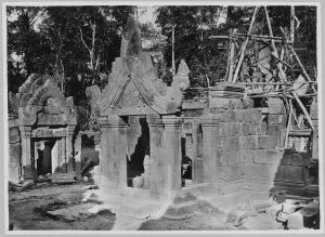 Banteay Srei, porche ouest de pavillon d’entrée de deuxième enceinte après l’anastylose EFEO_CAM07231