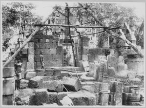 Banteay Srei, réfection du pavillon d’entrée ouest de deuxième enceinte EFEO_CAM07233