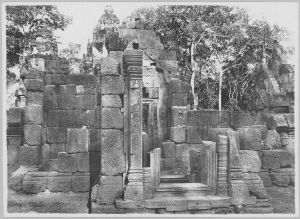 Banteay Srei, face ouest du pavillon d’entrée ouest de deuxième enceinte après réfection EFEO_CAM07234