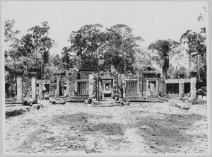 Banteay Srei, face est du pavillon d’entrée de troisième enceinte avant l’anastylose EFEO_CAM07235