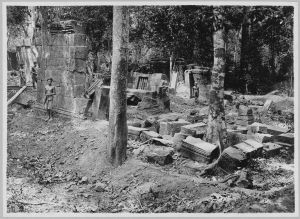 Banteay Srei, salle centrale sud de la chaussée d’accès avant l’anastylose EFEO_CAM07238