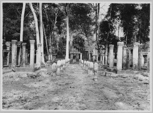Banteay Srei, chaussée d’accès vue vers l’est EFEO_CAM07239