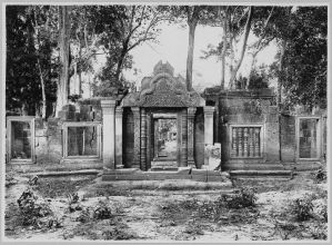 Banteay Srei, pavillon d’entrée de la chaussée d’accès après l’anastylose EFEO_CAM07240
