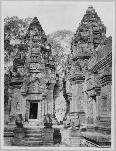 Banteay Srei, tour sud et tour centrale avec son avant-corps après l’anastylose EFEO_CAM07245