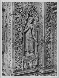 Devata ouest de la fausse porte sud de la tour nord, Banteay Srei EFEO_CAM07246