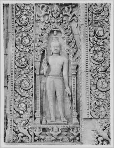Dvarapala nord de la fausse porte ouest de la tour centrale, Banteay Srei EFEO_CAM07247