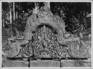Fronton du pavillon d’entrée de trosième enceinte figurant l’enlèvement de Sita, Banteay Srei EFEO_CAM07248