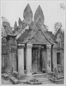 Banteay Srei, porche est du pavillon d’entrée de deuxième enceinte après l’anastylose EFEO_CAM07251