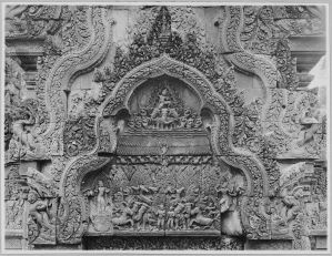 Fronton figurant la légende de la pluie d’Indra de la bibliothèque nord, Banteay Srei EFEO_CAM07252