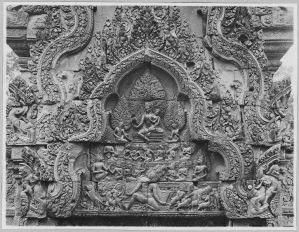 Fronton de la bibliothèque sud figurant Ravana secouant le mont Kailasa, Banteay Srei EFEO_CAM07253