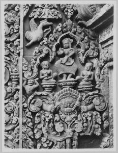 Pilastre sud de la porte est de la tour centrale figurant une femme dansant, Banteay Srei EFEO_CAM07254