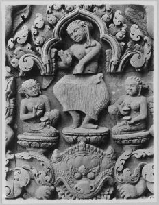 Pilastre est de la fausse porte nord de la tour centrale figurant une femme dansant, Banteay Srei EFEO_CAM07255