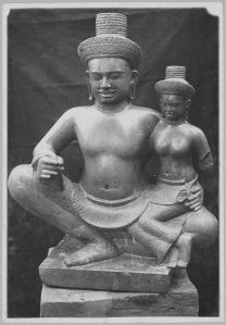 Shiva et Uma assis (vus de face) EFEO_CAM07256