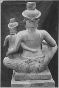 Shiva et Uma assis (vus de dos) EFEO_CAM07257