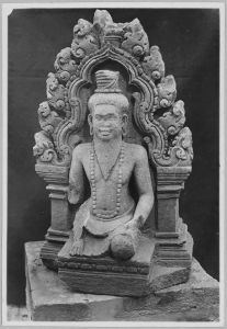 Antéfixe représentant un ascète assis dans une arcature, Banteay Srei EFEO_CAM07258