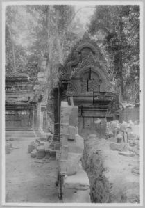 Banteay Srei, face sud du pavillon d’entrée de première enceinte après l’anastylose EFEO_CAM07259