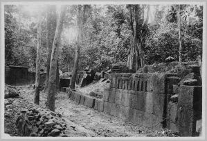 Banteay Srei, salle nord de deuxième enceinte avant l’anastylose EFEO_CAM07260