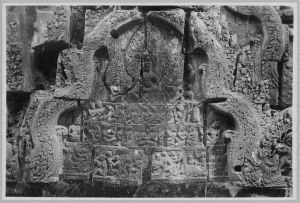 Fronton de la bibliothèque sud représentant Kama décoche une flèche sur Shiva, Banteay Srei EFEO_CAM07261