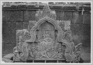 Fronton de la bibliothèque sud représentant Ravana secouant le mont Kailasa, Banteay Srei EFEO_CAM07262