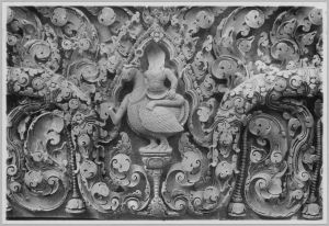 Linteau représentant Skanda (détail) assis sur le paon, Banteay Srei EFEO_CAM07263