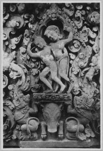 Linteau représentant le combat en Shiva et Arjuna, Banteay Srei (?) EFEO_CAM07264