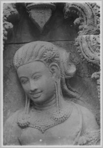 Devata de la face sud de la tour nord (détail), Banteay Srei EFEO_CAM07265