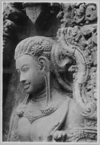 Devata de la face sud de la tour nord (détail), Banteay Srei EFEO_CAM07266
