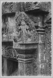 Motif d’angle supérieur de la bibliothèque nord, Banteay Srei EFEO_CAM07267