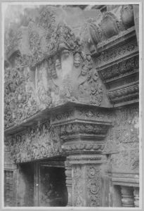 Naga d’angle de la porte nord de l’avant-corps de la tour centrale, Banteay Srei EFEO_CAM07268