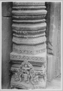 Base de colonnette de l’avant-corps de la tour centrale figurant Indra sur Airavata, Banteay Srei EFEO_CAM07270