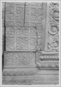 Décor des panneaux de l’avant-corps de la tour centrale, Banteay Srei EFEO_CAM07271