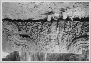 Fronton du pavillon d’entrée est de première enceinte figurant l’épisode de Narasimha, Banteay Srei EFEO_CAM07274