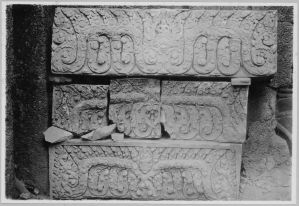 Trois linteaux superposés trouvés dans la première enceinte, Banteay Srei EFEO_CAM07276