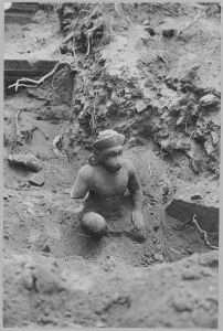 Enceinte I, dvarapala à tête de singe trouvé près de la tour sud. EFEO_CAM07278