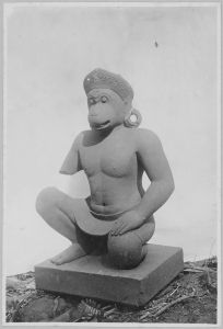 Enceinte I, dvarapala à tête de singe trouvé près de la tour sud. H : 85 cm EFEO_CAM07279