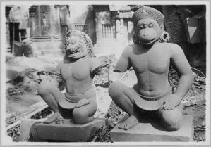 Enceinte I, dvarapala (2) à tête de singe et de lion trouvés près de la tour sud. EFEO_CAM07280