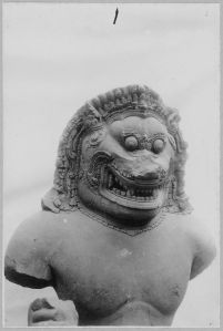 Enceinte I, dvarapala à tête de lion, trouvé près de la tour sud, tête (vue de 3/4 droite). EFEO_CAM07281